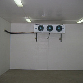 Холодильная камера с установленным воздухоохладителем